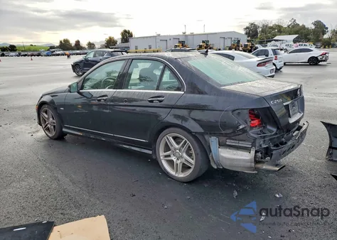 2012 Mercedes-Benz C 250 z USA, uszkodzony, nr VIN WDDGF4HB9CR240714